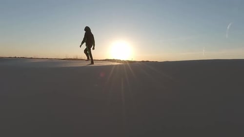 Garçon marche sur le sable