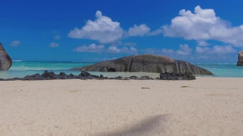 Plage d'une île tropicale vue depuis le sable