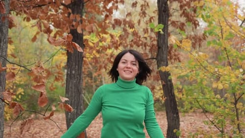 Entspannte Frau im Freien, die das saisonale Glück umarmt Spontane Frau in der Natur genießt