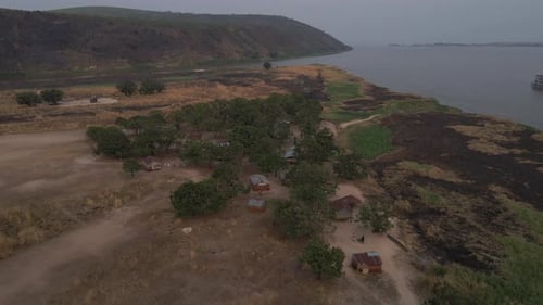 Vista aérea de un río que cruza la selva tropical de la cuenca del Congo.
