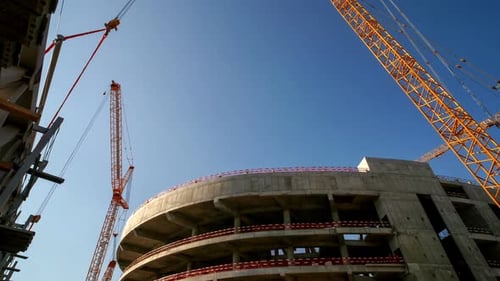 Timelapse de grúas que funcionan con cargas en el estadio