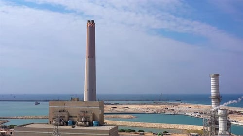 Kraftwerk mit Kaminen, Hafen im Mittelmeer, Luftaufnahme