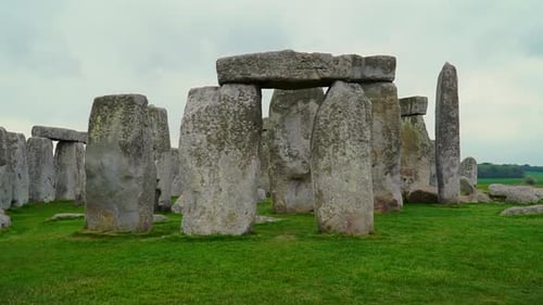 Eine detaillierte Vorderansicht des ikonischen Stonehenge-Steinkreises mit massiven verwitterten Steinen