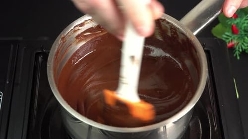 Ein Silikonspatel macht hausgemachte Schokolade. Hausmannskost, Dessertzubereitung