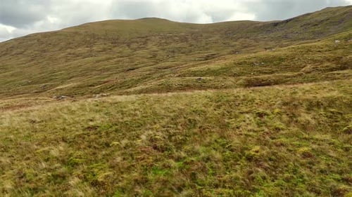 Vista aérea sobre las tierras altas de Escocia