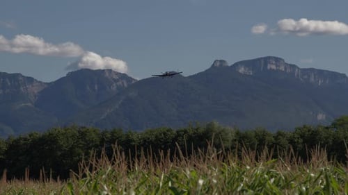 Kleines Flugzeug fliegt über Berge