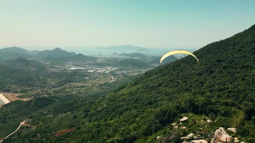 Instructor de descanso extremo y activo con un turista vuela en un parapente extremo en vietnamita