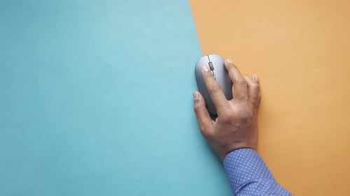Mano de hombre de negocios con ratón de computadora de cerca