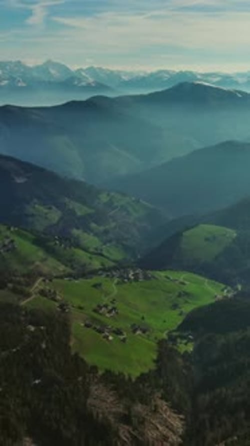 Luftaufnahme der Berge im Nebelmorgen