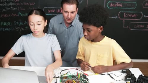 Der
Mentor unterrichtet die Konstruktion der Hauptplatine, während die Schüler das System lernen. Erbauung