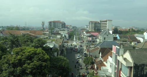 Tugu Jogja mit vielen vorbeifahrenden Fahrzeugen