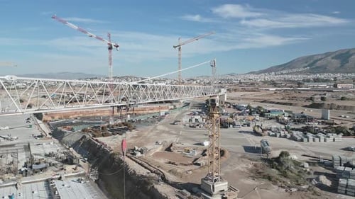Imágenes aéreas sobre una gran obra de construcción con grúas