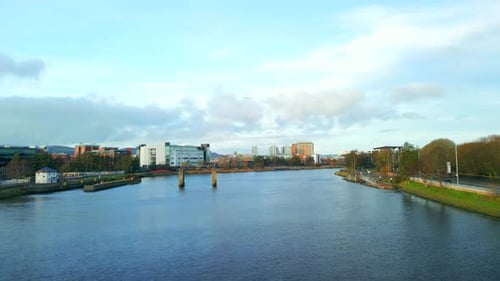 Vue aérienne de la rivière Lagan à Belfast par une fraîche journée d'automne. La caméra se dirige vers Belfast City