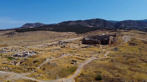 Vista aérea do antigo anfiteatro e ruínas de Hierápolis em Pamukkale, Turquia