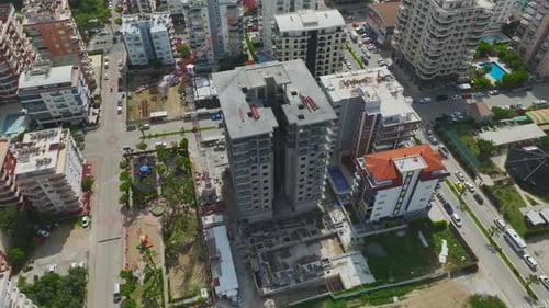 Vídeo aéreo de una grúa sobre armazón y andamios