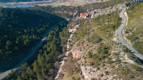 Vista aérea de una carretera de la ciudad de Cuenca en Castilla-La Mancha, España