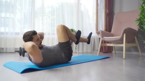Starker athletischer schwarzer Mann, der im Heimstudio trainiert.