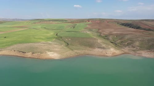 Vue aérienne du lac et des terres agricoles