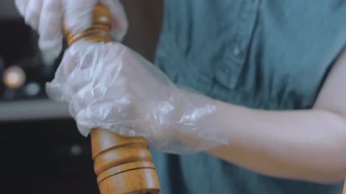 Le chef mélange la mayonnaise et la sauce moutarde à l'aneth avec une cuillère à soupe de Gold Slider et de Macro