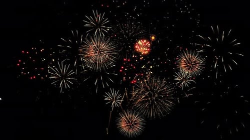 Das Feuerwerk zerschellt den Nachthimmel und sorgt für ein festliches Jahr 2026 für die Feierlichkeiten in Diwali und Indien