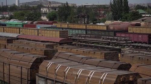 Estação de plataforma de trens de carga ferroviária com vagões de madeira