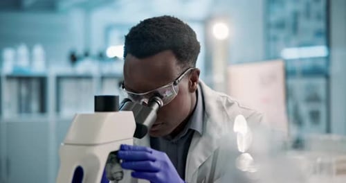 Ciência, laboratório e homem negro com microscópio para pesquisa, análise médica