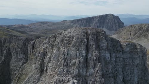 Panorama aéreo de excursionistas en la cima de la montaña