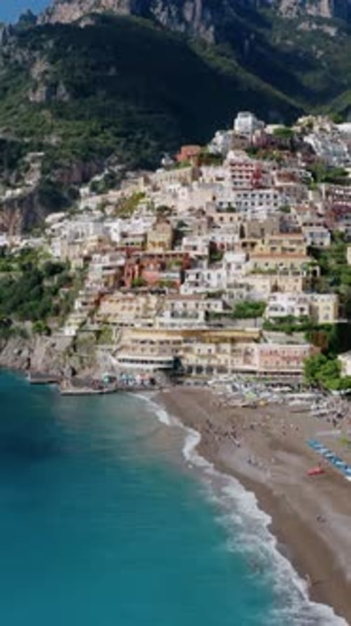 Vue aérienne verticale du célèbre village de Positano construit sur une terrasse naturelle à flanc de falaise à Amalfi