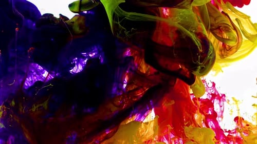 Art coloré en couleur gouttes dans l'eau