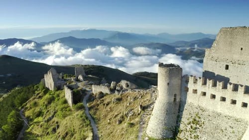 Drone survolant Rocca Calascio le matin dans les Abruzzes en Italie