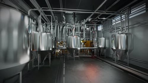 Große Fermentationstanks aus Stahl in einer geräumigen Halle der modernen Alkoholproduktionsfabrik