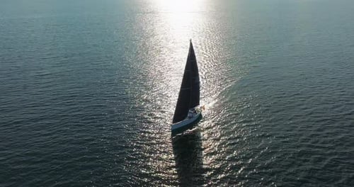 Beau voilier naviguant dans une baie tropicale exotique avec une mer d'un bleu profond établissant une vue aérienne de