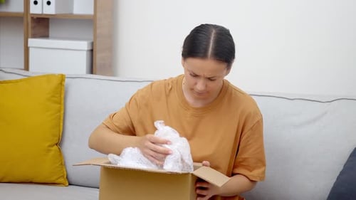Falsch zugestelltes Paket Frau Enttäuschung Versand Missgeschick Wut über unterdurchschnittlichen Lieferservice