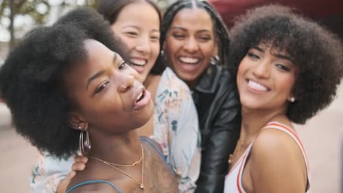 Des amis multiethniques et une femme transgenre posant lors de l'enregistrement d'une vidéo