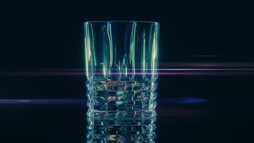Vaso colorido con cubitos de hielo