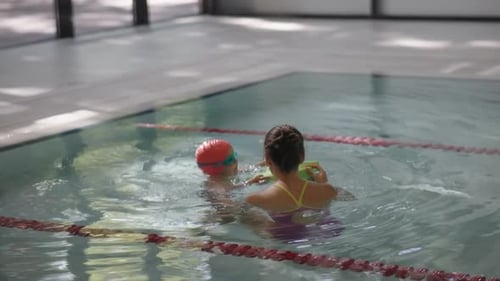 Wir bieten Schwimmunterricht für Kinder in einem Hallenbad an, um Sicherheit und Fähigkeiten zu entwickeln