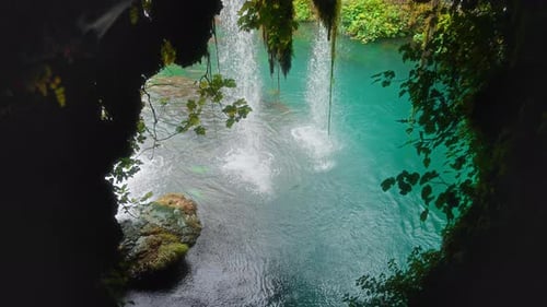 Malerischer Blick auf den Wasserfall von hinter den Felsen