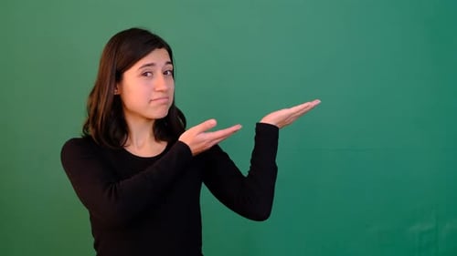 Frau zeigt Recht