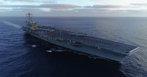 Riesiger Marineflugzeugträger segelt über den tiefblauen Ozean