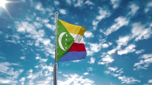 Flagge der Komoren weht mit Wolken