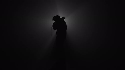 Silhouette d'un homme rappant