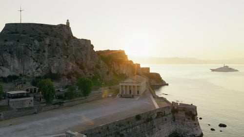 Église Saint-Georges dans la vieille forteresse de Corfou au lever du soleil, en suivant la gauche