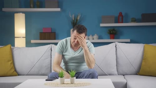 Trauriger Mann mit Problemen im Privatleben.
