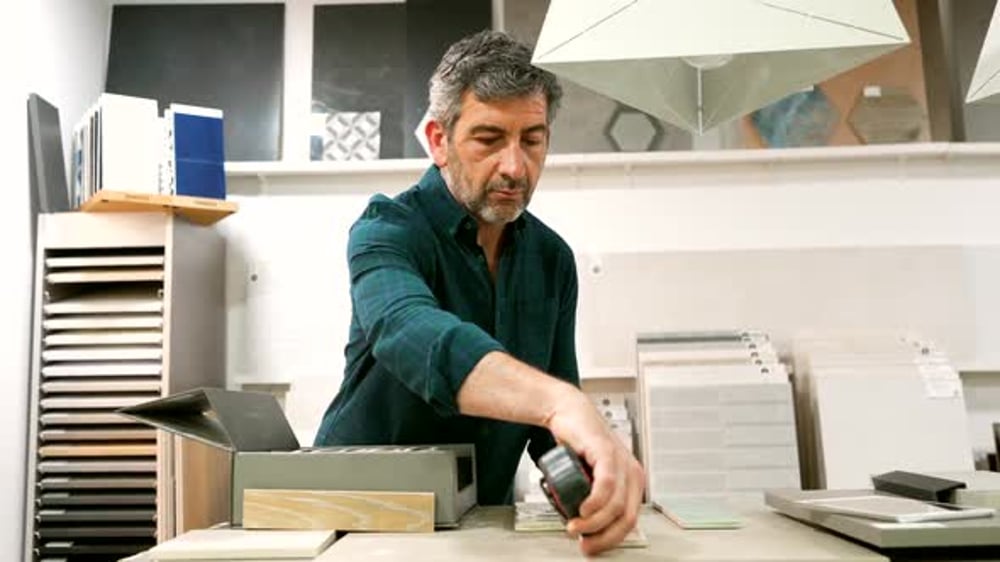 Архитектор выбирает плитку в магазине товаров для дома, Стоковые ...