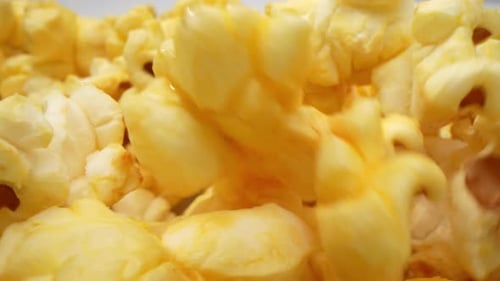 Popcorn auf dem Boden im Makrovideo