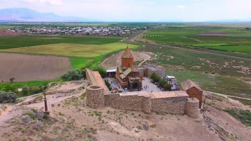 Khor Virap est un monastère arménien situé dans la plaine d'Ararat