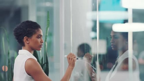 Mujer corporativa, estratégica o negra escribiendo en una pared de vidrio para planificar ideas