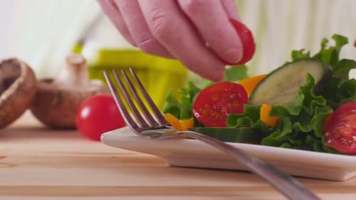 Frischen, gesunden Salat zubereiten, Nahaufnahme