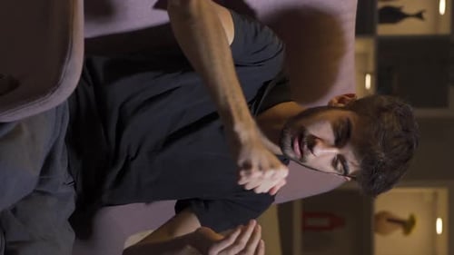 Vertikales Video von Der Mann, der wütend auf die Kamera ist.