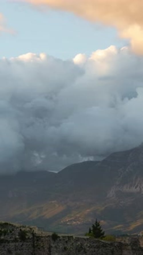 Superbe timelapse de nuages au-dessus des montagnes albanaises au coucher du soleil